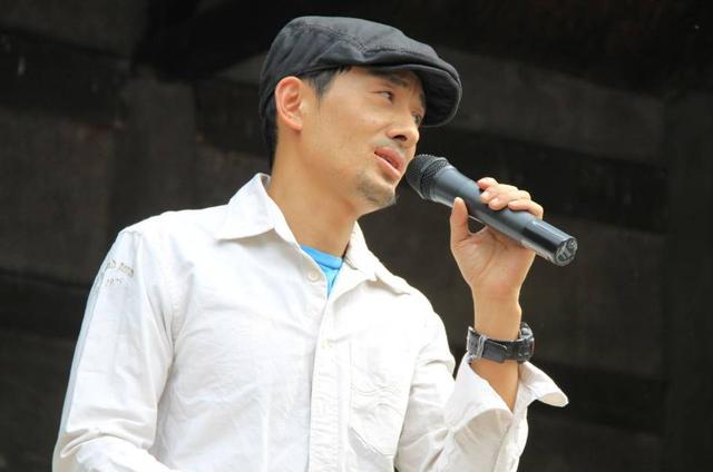 从年入千万的歌手，到靠妻子抛头露面吃软饭，