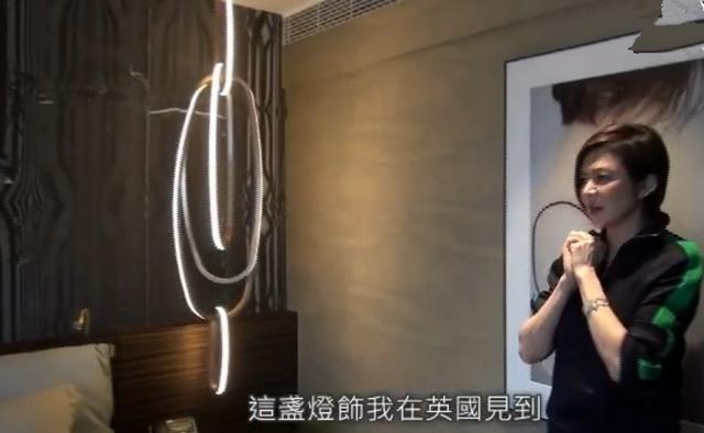 关之琳罕见展示卧室，色调简单干净整洁，床边两条“锁链”太抢镜