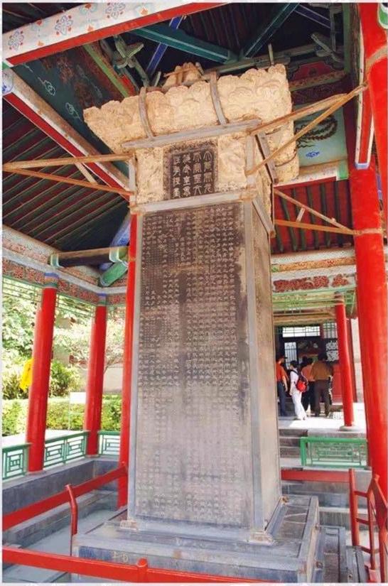 西安碑林最大最高的石碑上镌刻着他的隶书