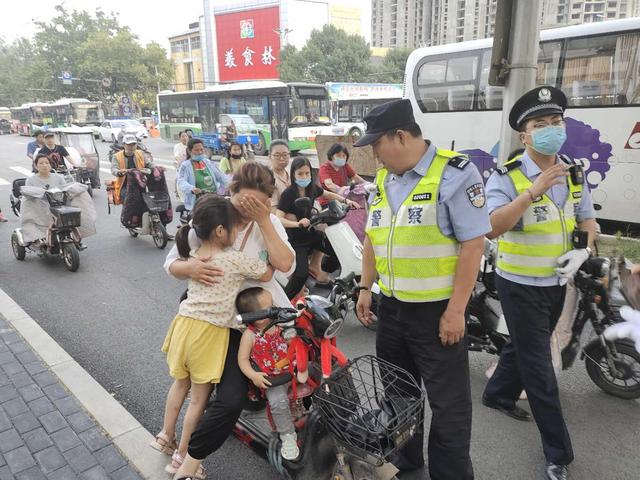 邯郸交巡警复兴二大队帮助迷路幼女寻找家人