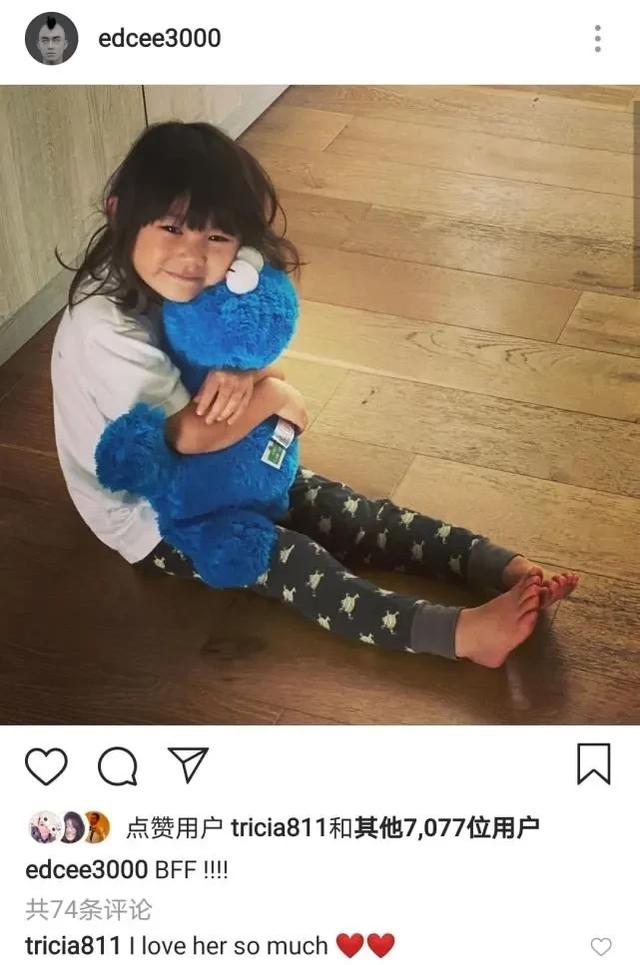 陈冠希晒女儿萌照，Alaia披头散发，紧抱玩偶面露开心笑容