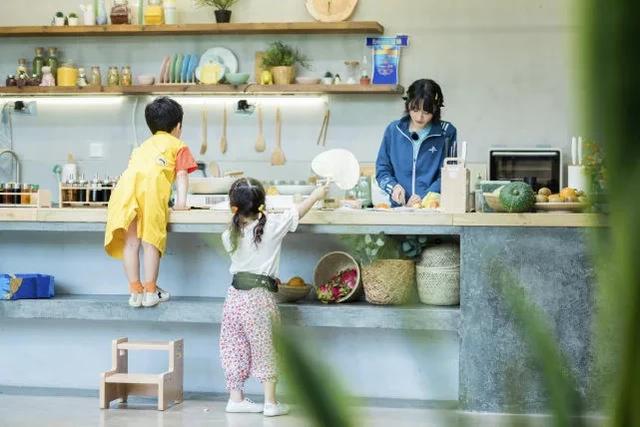 郑爽最新造型曝光！自制低脂减肥餐，手法娴熟，厨艺了得