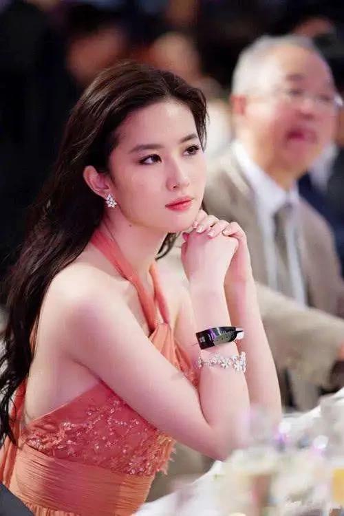 赵丽颖的生图只能算一般的美，这位才是神颜，