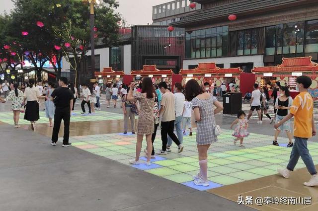 西安第一网红景区，傍晚就已游客爆满，美女和汉服小姐姐好多啊