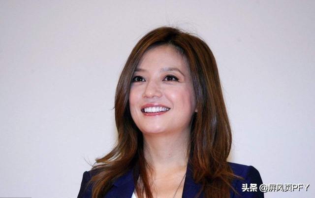 张哲瀚发自拍抗议定妆照，流露锁骨大秀身材，