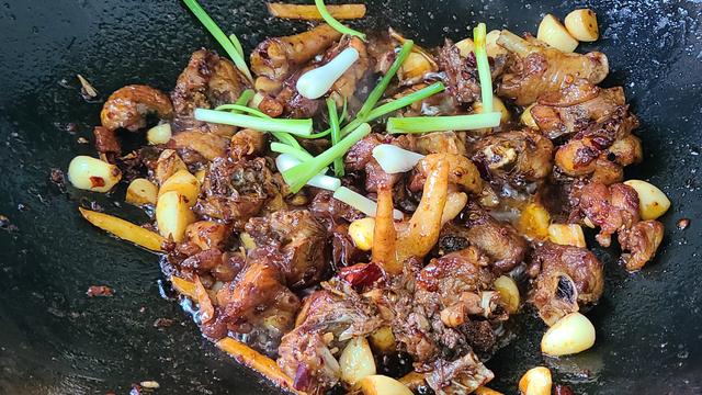 鸡肉这样做味道更香，教你一道蒜香鸡的做法，咸香美味又下饭