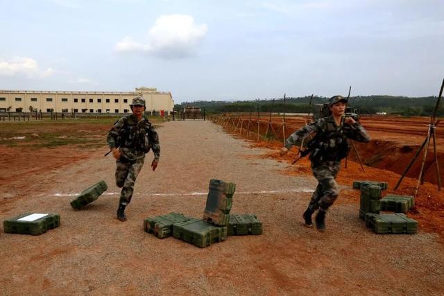 军事科技进步看得见：木质弹药箱悄然生变，大量工程塑料箱上线！