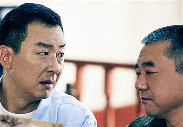 三叉戟抓到汤阿祥之后，一起坐在树下晃脚，这