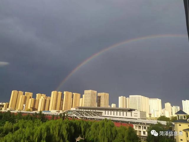 美爆了！清晨，菏澤上空現巨型彩虹，你看到了嗎？