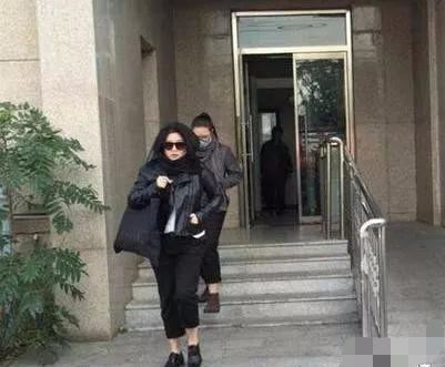 64岁的张铁林：曾有7段感情3个孩子，为何如今仍