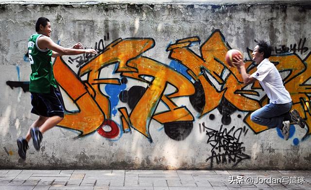 对于初学者来说，足球和篮球哪个门槛更高些？