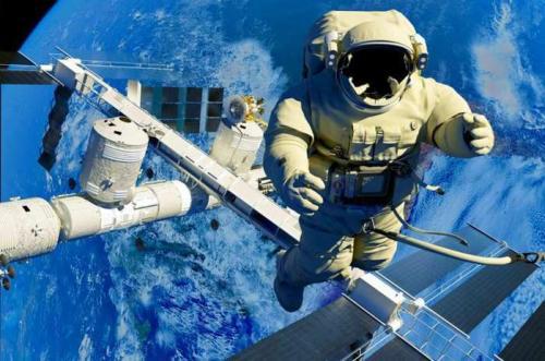 为什么女性宇航员要结完婚才能上太空？