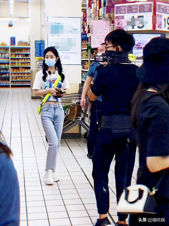 赵丽颖中餐厅最新路透，逛超市排队结账，一个人发呆低头玩手机