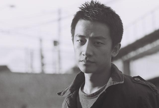 坎坷的黄轩：12岁父母离婚，19岁被张艺谋“忽悠”，21岁成孤儿