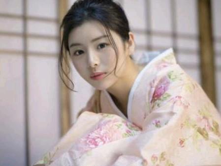 在日本旅游，遇见本地人对你弯食指，导游：那