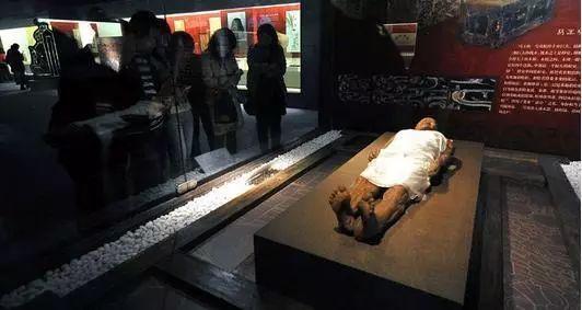 一座汉墓出土的女尸，2100多年尸身不腐，日本首相曾多次索要