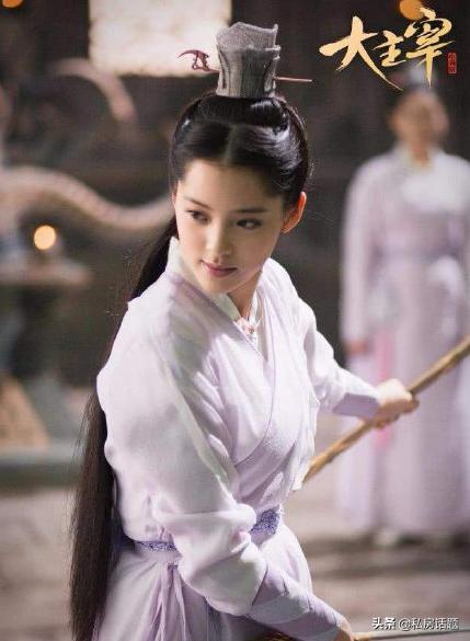 何炅老师发文没资格点评表演，只是因为心疼欧阳娜娜