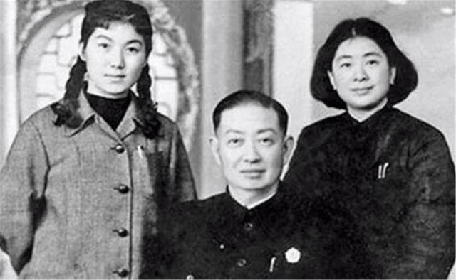 2女共侍一夫，却情同姐妹，活着“三人行”，死