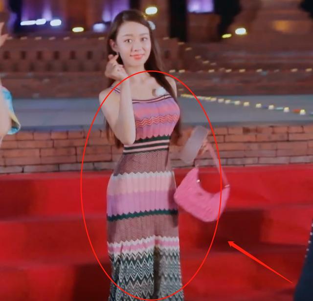 吉娜穿紧身吊带裙，张歆艺搂她腰的那一刻，才知道啥叫“巴掌腰”