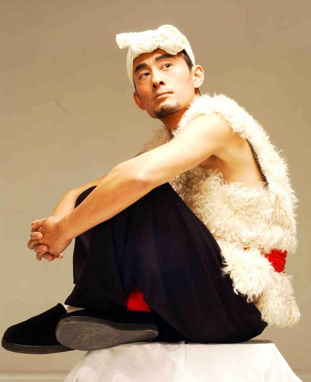 从年入千万的歌手，到靠妻子抛头露面吃软饭，