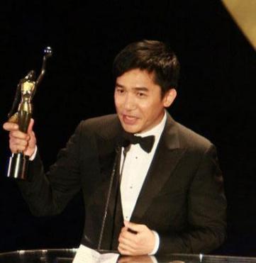 周钦南：自称白龙王“转世”，据说半个娱乐圈都是他徒弟