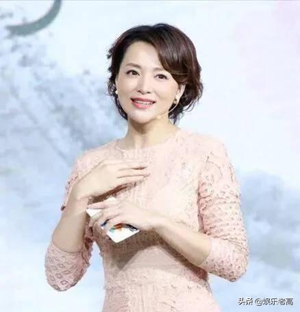 知名主持人心大：短裙到大腿根，全程靠手遮，