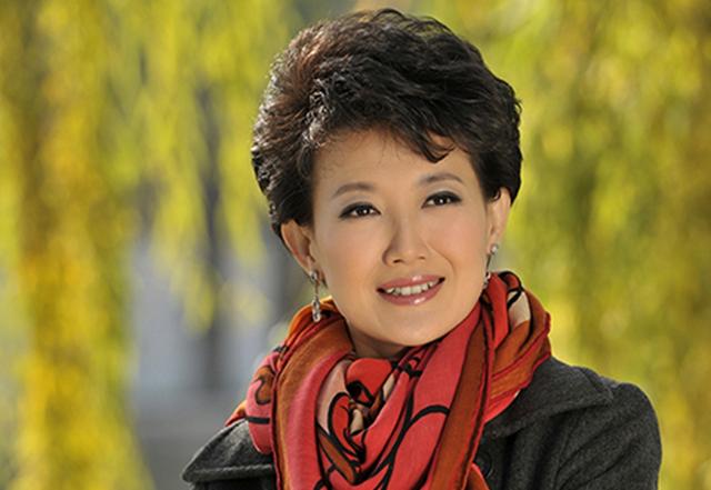她是央视知名女主播，年近50至今未结婚，独享一