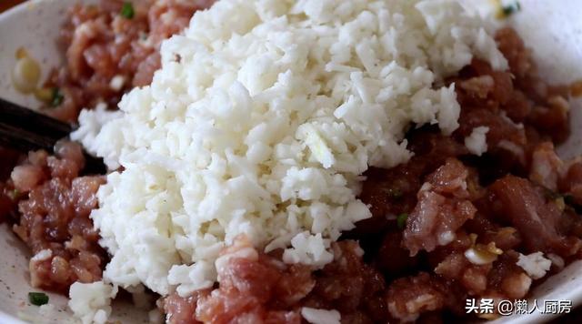 不需要油炸，教你芋头的新做法，配上猪肉馅，吃起来那叫一个香