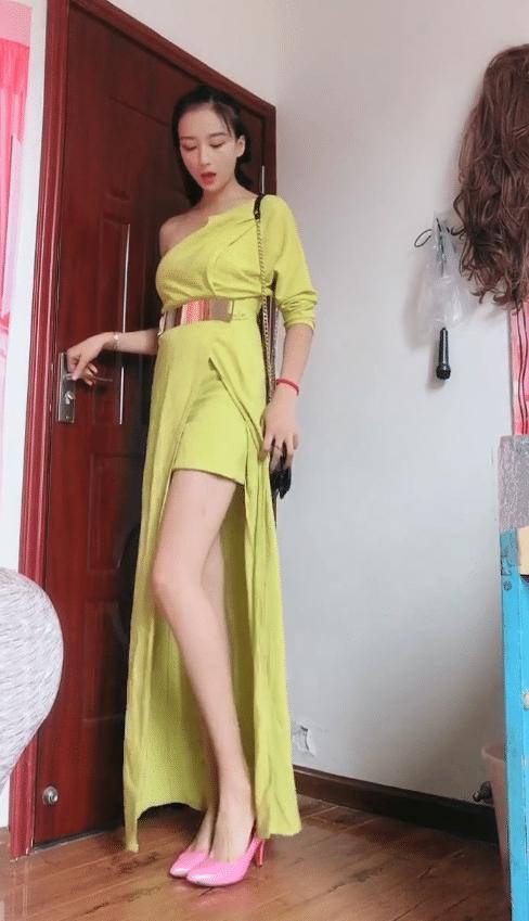 墻上還掛著假發(fā)，美女你很會(huì)做頭發(fā)嗎