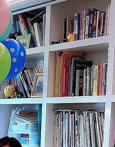 梁洛施32岁生日变美了，仨儿子做蛋糕为她庆祝，