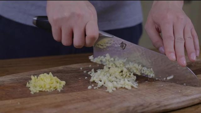 连虾壳都不想放过油爆虾，今天就教你做好它的小秘诀