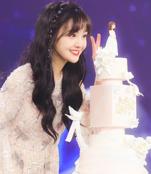 郑爽节目被小孩拽头发，她下意识的反应，暴露