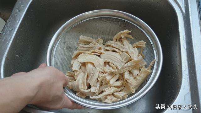腐竹鱼腩煲：一锅夏季超下饭的美味，汁浓味香，米饭都要多煲一点