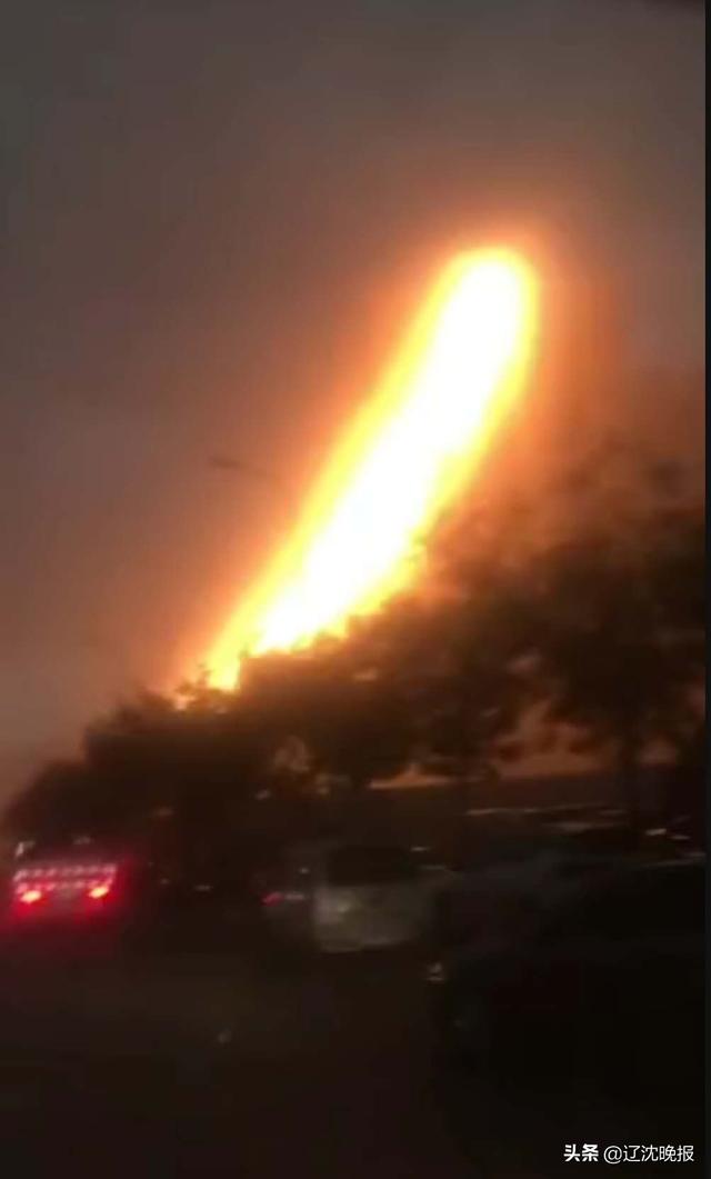天降|沈阳暴雨天降火龙劈向高楼 巨大火花瞬间四溅散落，场面惊心