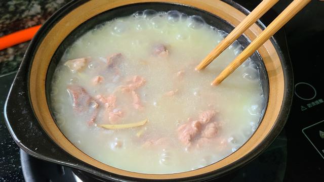 鲜香美味的猪杂粥，广东人经常吃的一道美食，做早餐宵夜都不错
