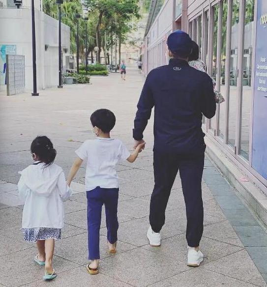 霍启刚又晒仨娃同框照，大女儿穿泡泡袖甜美，