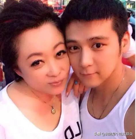 58岁女演员张海燕疑包养鲜肉男模，爱称妈咪儿子，受得了吗？