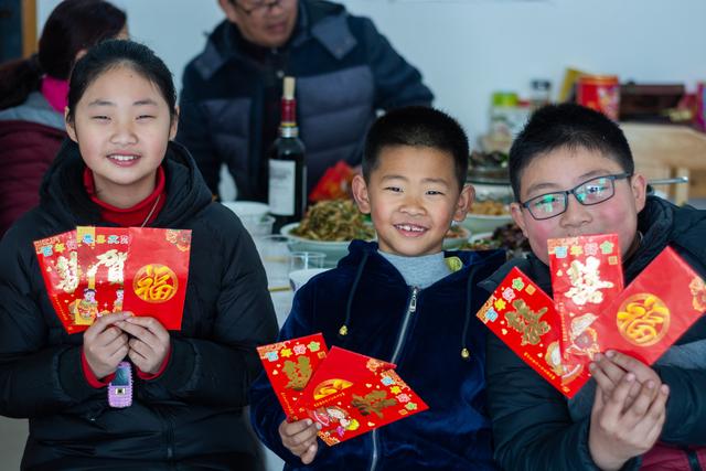 都说男孩要晚一年上幼儿园，但我觉得儿子早点上幼儿园更加有利
