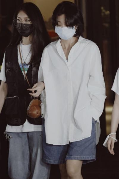 护送|火箭少女护送Yamy 火箭少女成员陪同上车戴口罩面露失落