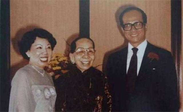 1990年，李嘉诚将李嘉欣带回了家，数小时候后原配庄明月暴毙身亡