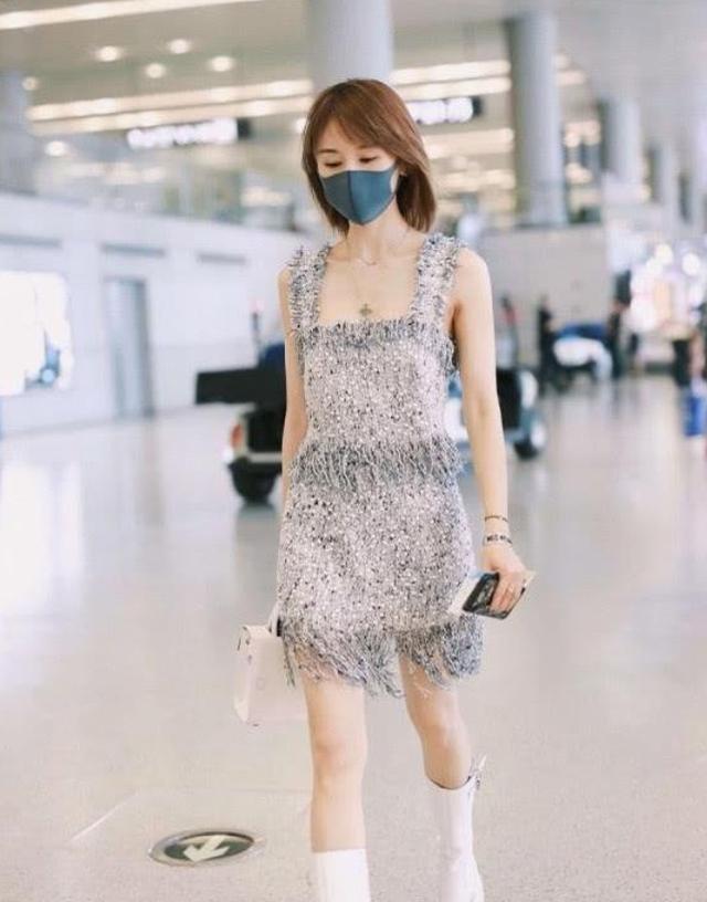 王子文的腿有多直？看到她在“走猫步”后，腿