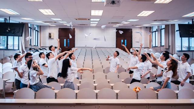“复兴民族兮，誓作前锋”重庆大学的毕业典礼太感人……