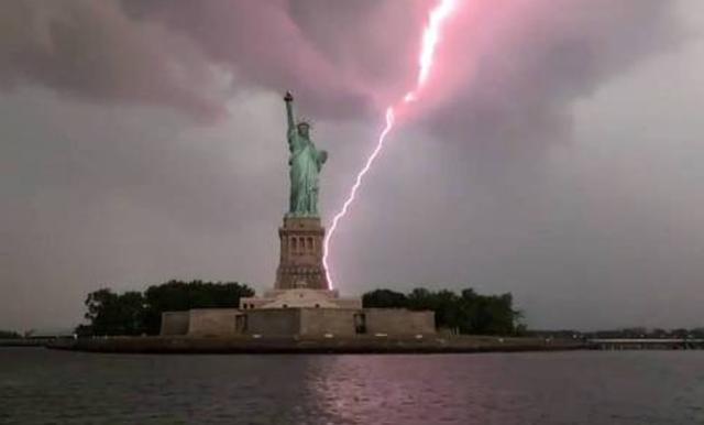 闪电|自由女神被闪电击中 网友留言是“雷神”路过么