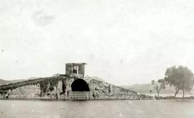 晚清老照片：残酷的“站笼”刑，100多年前的西湖断桥破破烂烂