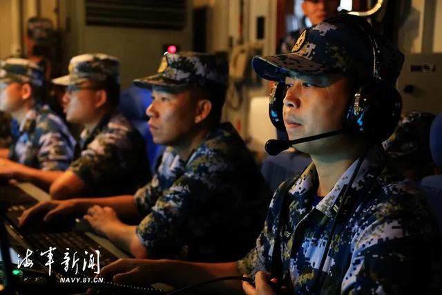 东海，舰艇编队破浪出击