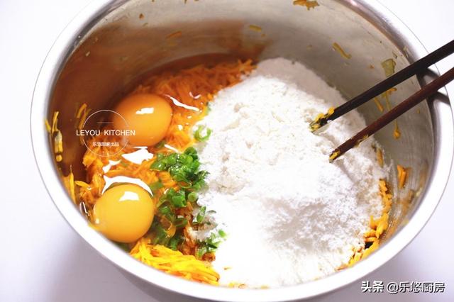 南瓜的新吃法，和面粉、鸡蛋一起做成丸子，比肉丸子还受欢迎