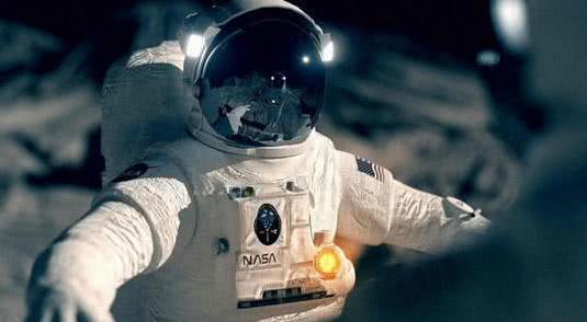 美国宇航员回想登月细节：降落时曾出现意外，而且月面其实很脏