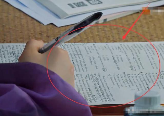 张子枫上节目只顾学习，看清卷子，真学假学一