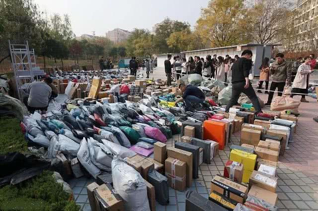 这一现象“惹”曹德旺担忧！为何外卖员、快递