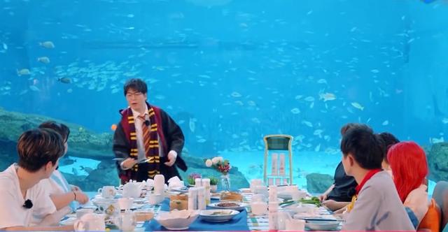 郑爽cos美人鱼，当她与贾玲同框出镜，才懂“巴掌脸”有多优越